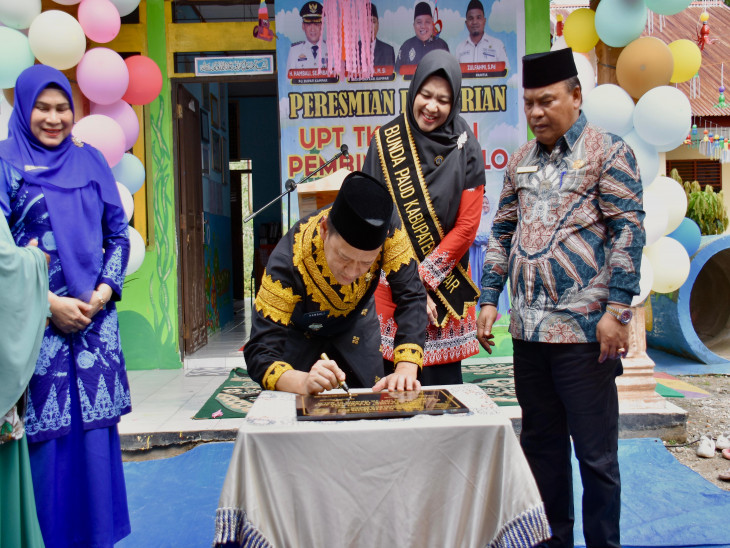 Pj Bupati Kampar Resmikan TK 01 Negeri Desa Salo.Hambali : “Peningkatan Kualitas TK Dapat mengembangkan kepribadian anak-anak usia dini
