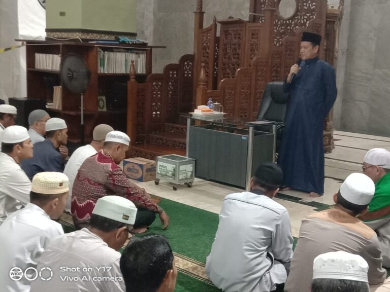 Pj Bupati Kampar Sholat Tarawih Perdana di Masjid Al Ikhsan MIC Bangkinang