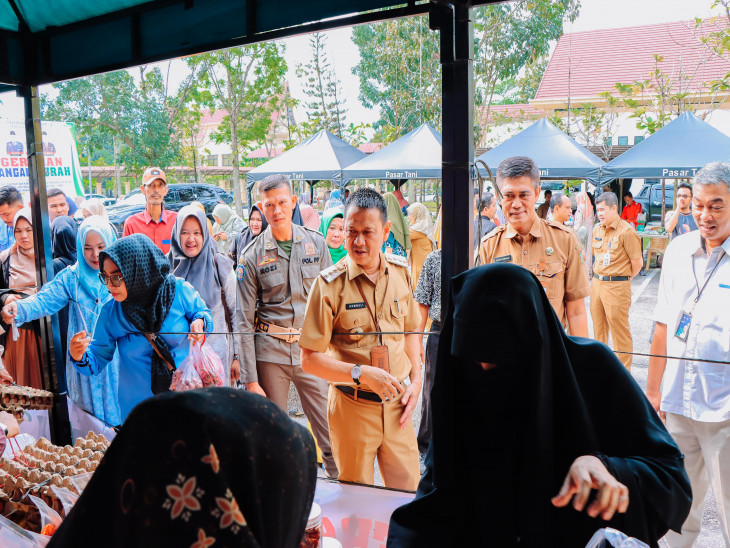 Pj Bupati Kampar Buka Gerakan Pangan Murah di Komplek Kantor Bupati Kampar Bagi Masyarakat dan THL