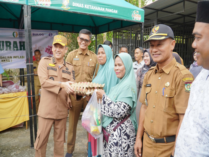 Stabilkan Harga dan Penuhi Kebutuhan Masyarakat, Pemkab Kampar Kembali gelar Pasar Murah  Sembako di Desa Padang Luas