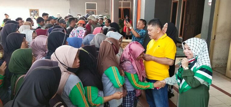Sambut Idul Fitri 1445 H, Kepala Bapenda Kampar Berbagi Kebahagian Dengan Petugas Kebersihan