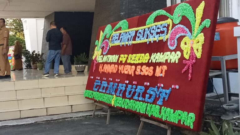 Ahmad Yuzar Resmi Dilantik Pj Sekda Kampar, Karangan Bunga Bertebar