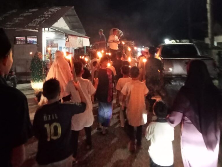 Warga Dusun Koto Menanti Desa Salo Timur Gelar Pawai Obor dan Takbir Keliling