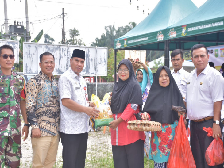 Pemkab Kampar Buka Gerakan Pangan Murah Di Desa Sari Galuh