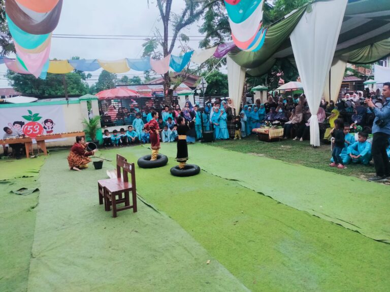 Tari Pajie-pajie Meriahkan Dirgahayu ke-53 UPT SD Negeri 006 Langgini, Bangkinang Kota 