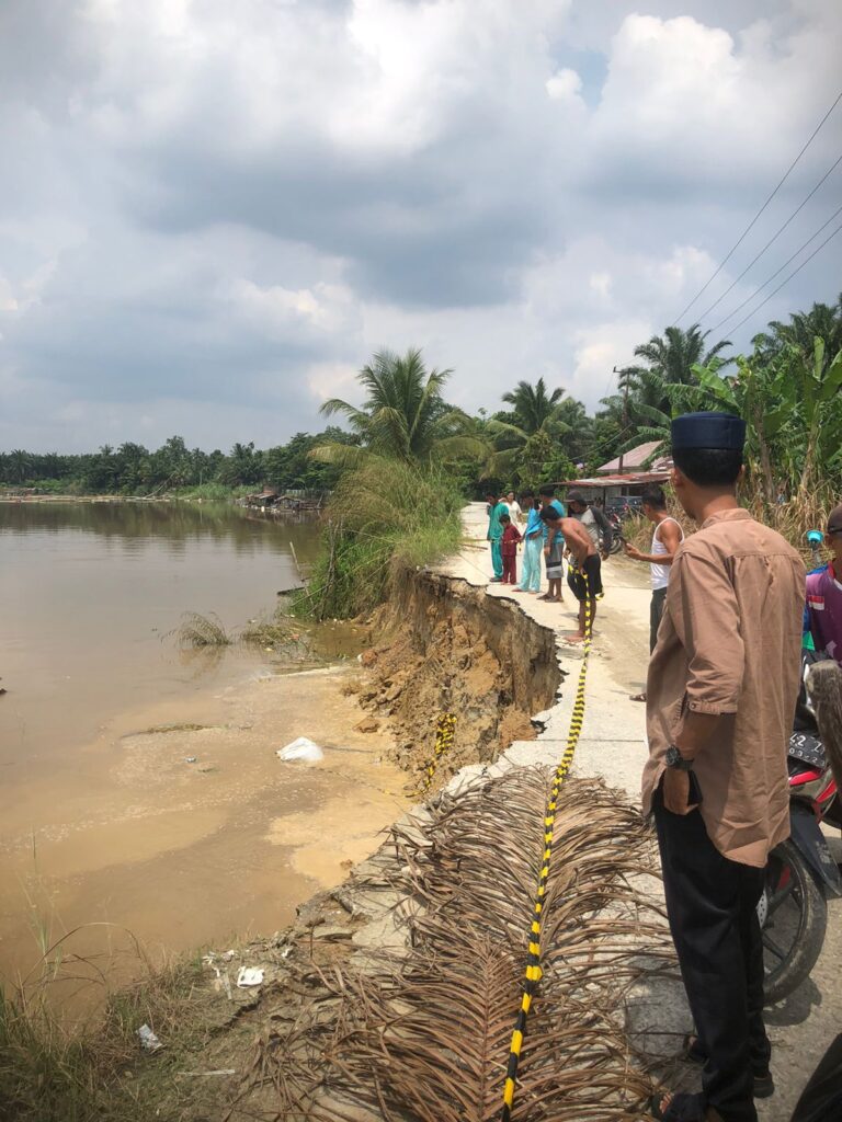 Jalan Penghubung di Desa Lubuk Siam dan Desa Tanjung Balam Hampir Putus, Hendri Domo Minta Pemerintah Tanggap