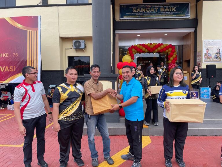 Meriahkan Hari Bhakti Imigrasi ke-75, Kanwil Ditjenim Riau Bersama Imigrasi Pekanbaru Gelar Bakti Sosial dan Imigrasi Sehat