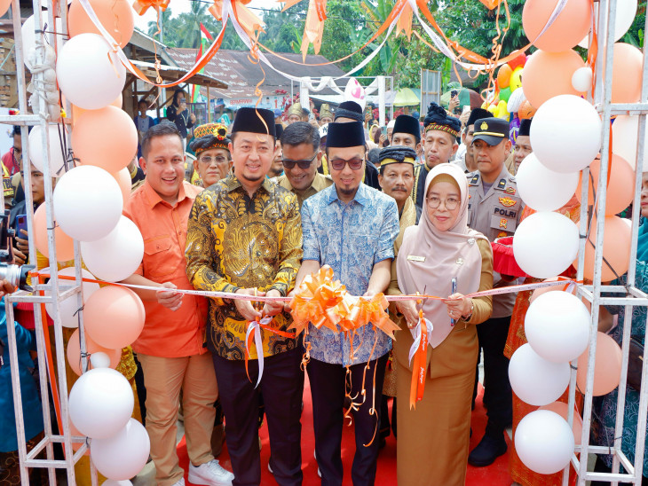 Pj Sekda Kampar Ramlah Bersama Anggota DPR RI Syahrul Aidi Ma’azat Resmikan Jembatan Gantung Desa Pulau Jambu
