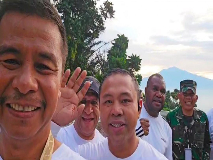 Hari Ke 7 Kegiatan Retreat Bupati Kampar di Akmil Magelang, Bupati Kampar Mendaki Ke Puncak Gunung Tidar