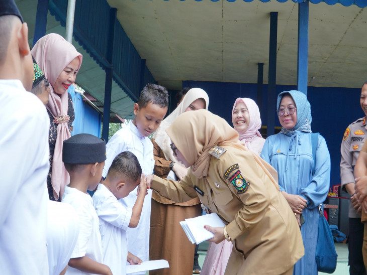 Serahkan Santunan Anak Yatim di Desa Pancuran Gading, Wabup: Ini Bentuk Nyata Dari Kepedulian dan Kebersamaan Kita Sebagai Masyarakat