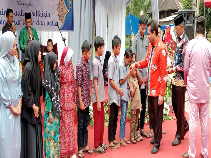 Pj Bupati Kampar Buka Serangkaian Acara di Desa Kuok: Bakela, Santunan Anak Yatim, MTQ, dan Pacu Tongkang