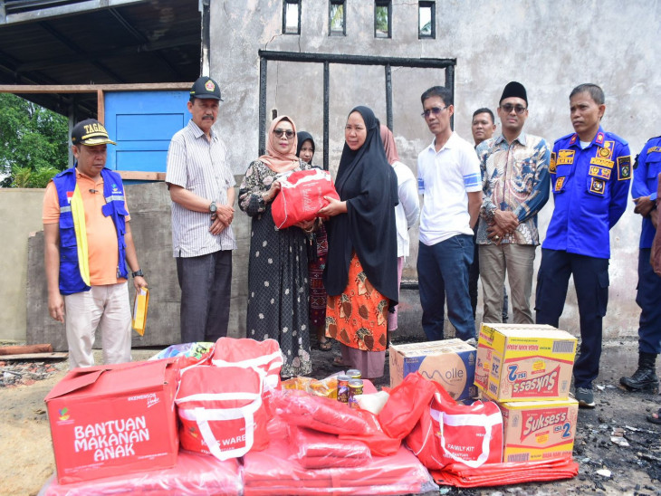 Wakil Bupati Kampar Santuni Korban Kebakaran di Siak Hulu