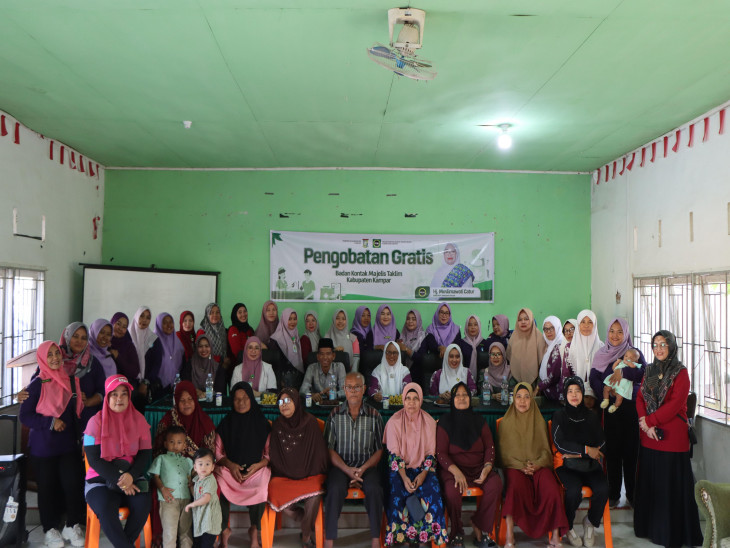 Memeriahkan Hari Jadi Kab. Kampar Ke-75 Tahun 2025, BKMT Kab. Kampar Laksanakan Pengobatan Gratis Bagi Lansia  Di Desa Kualu Tambang