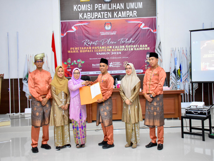 Kado Hari Jadi ke 75 Kabupaten Kampar, Pleno Terbuka KPU Kampar Tetapkan Bupati/Wakil Bupati Kampar 2025-2030  Ahmad Yuzar dan Misharti