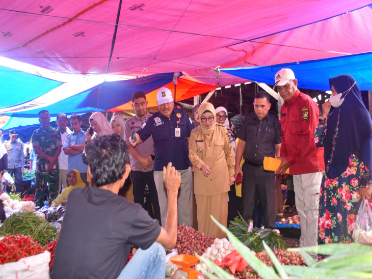 Tinjau Pasar Kuok Jelang Ramadhan, Wakil Bupati Dr. Misharti ; Alhamdulillah Harga Sembako dan Bahan Pokok Stabil