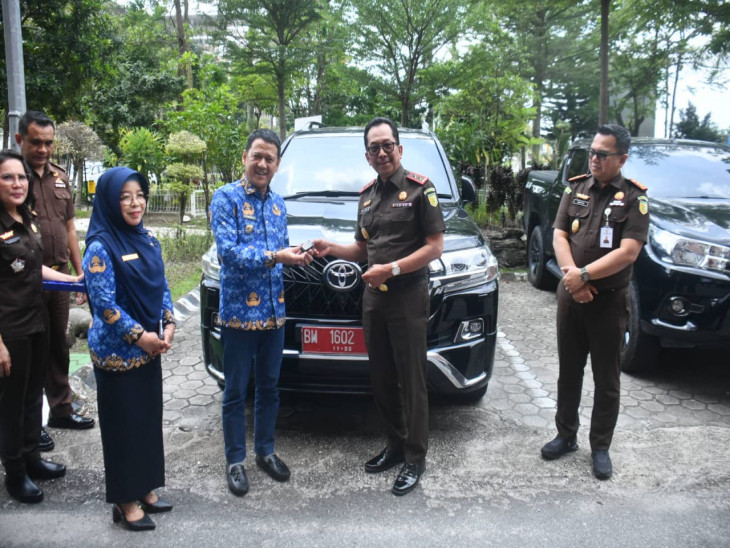 Pj Bupati Kampar Terima Pengembalian Aset Pemda Kampar Dari Kejati Riau
