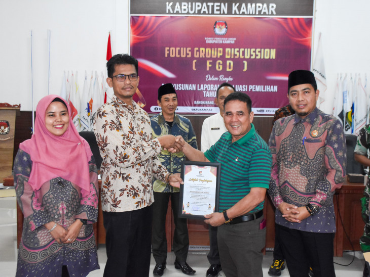 KPU Kampar Gelar FGD Terkait Sukses Pelaksana Pemilukada, Kadis Kominfo Kampar Terima Penghargaan