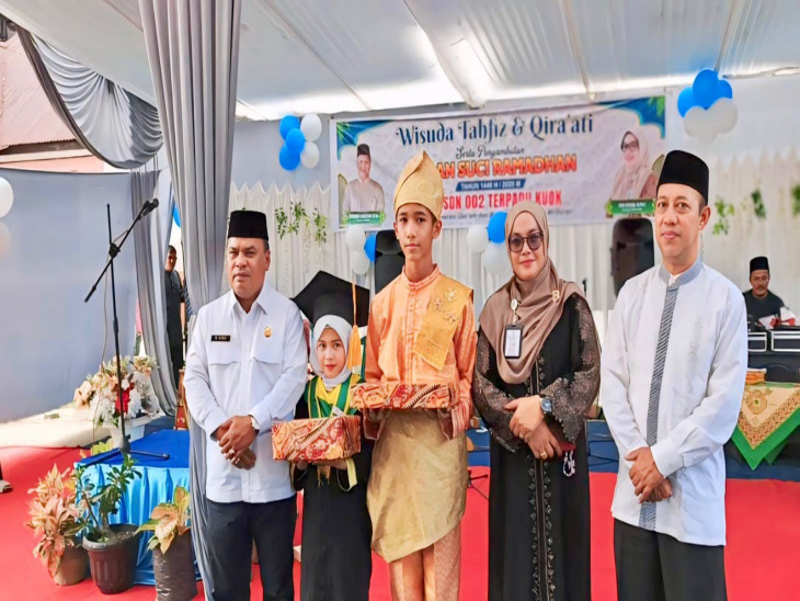 Wujudkan Generasi Islami Sejak Dini, Pemerintah Kabupaten Kampar Apresiasi 85 Orang Wisuda Tahfiz dan Qira’ati di SDN 002 Kuok Terpadu