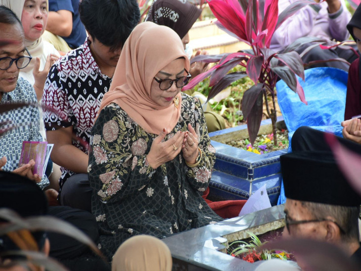 Jelang Ramadhan, Selain Ziarah Ke Maqam Orang Tua di Kampung Pinang, Wakil Bupati Kampar Juga Lakukan Ziarah TPU Kubang Siak Hulu