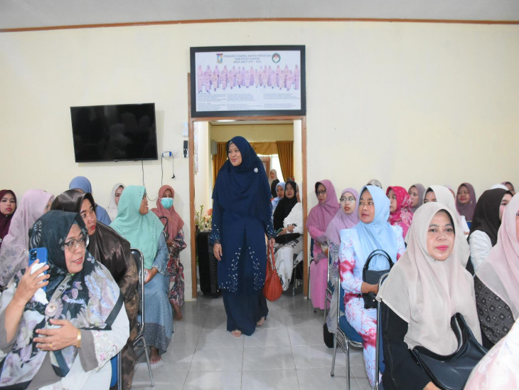 Pj Ketua TP  PKK Kampar Ny. Ricana Djayanti Hambali Yang Sekaligus Dewan Pembina Dharma Wanita Persatuan Ikuti Ceramah Agama
