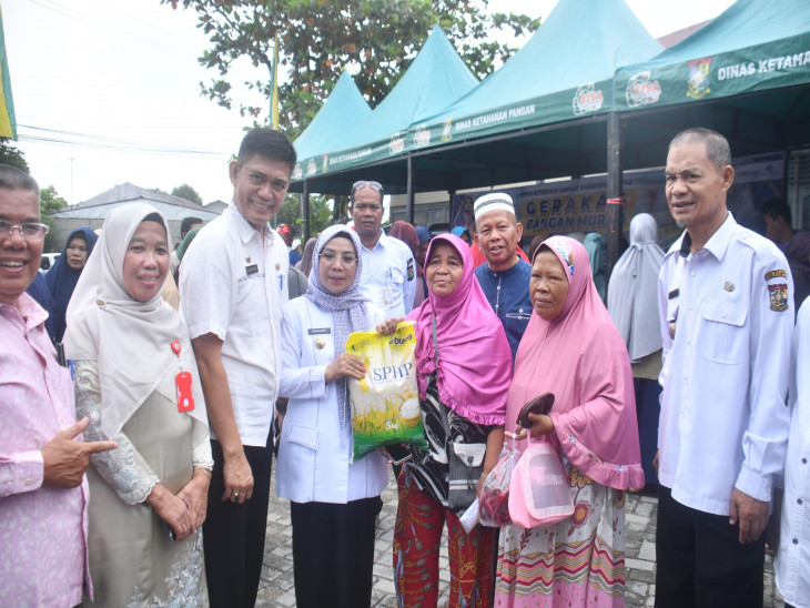 Wakil Bupati Kampar Hj.Dr.Misharti Gencarkan Gerakan Pangan Murah di Kantor Desa Kubang Jaya Kecamatan Siak Hulu