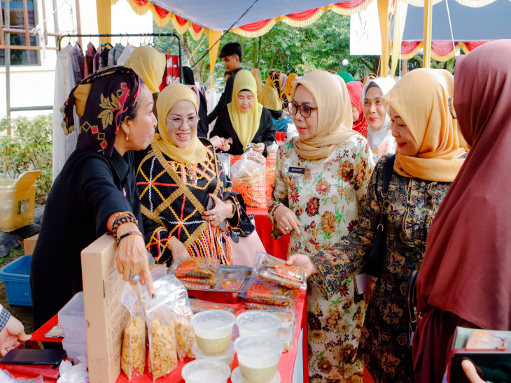 Wakil Bupati Kampar Hadiri Pembukaan Bazar Tambual Kuansing yang di Selenggarakan Ikatan Mondek Mondek Kuansing Pekanbaru