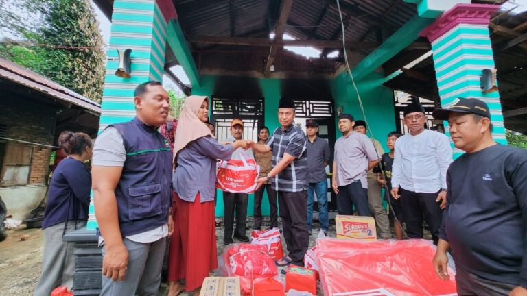 Bupati Kampar Ahmad Yuzar Serahkan Bantuan Kebakaran Dirumah Dasril Datuok Marajo Tanjung Alai