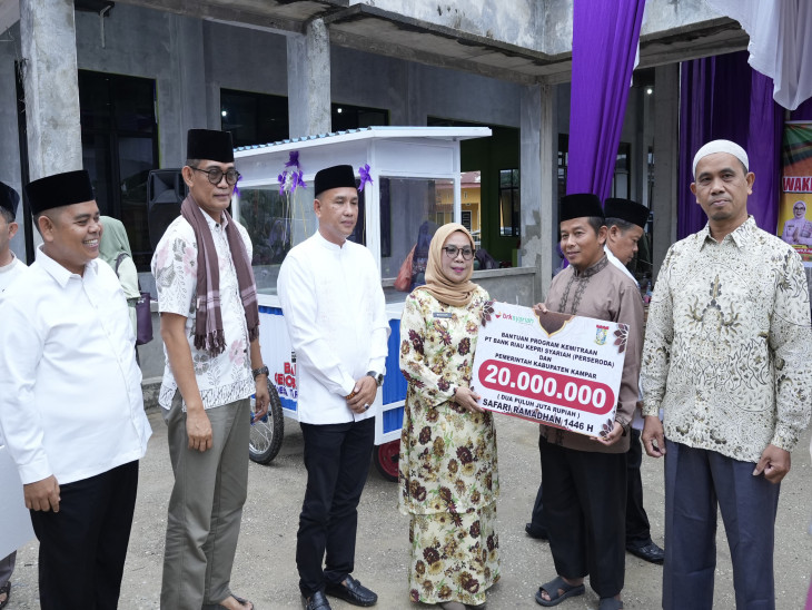 Laksanakan Safari Ramadhan di Tarai Bangun, Wakil Bupati Serahkan Berbagai Bantuan Kepada Masyarakat