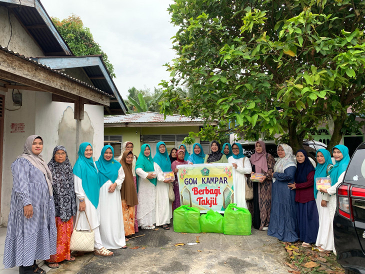 Jaga Kebersamaan GOW Kab. Kampar Bagi-Bagi Takjil Dan Buka Puasa Bersama
