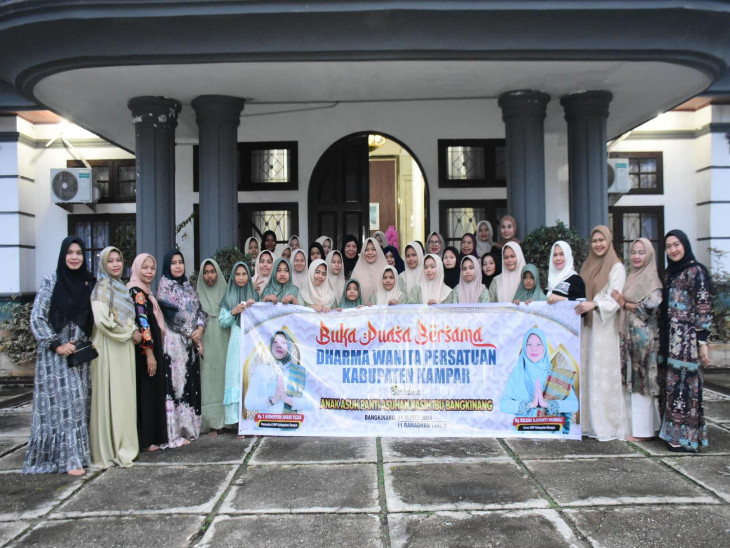 Ketua DWP Kampar Ricana Djayanti Hambali Buka Bersama dengan Anak Yatim.
