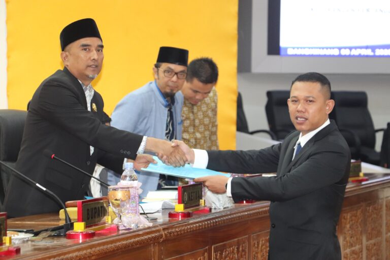 Anggota DPRD Kampar Rizki Ananda Sampaikan Pandangan Umum Fraksi Demokrat Terhadap LKPJ Bupati Kampar Tahun 2024