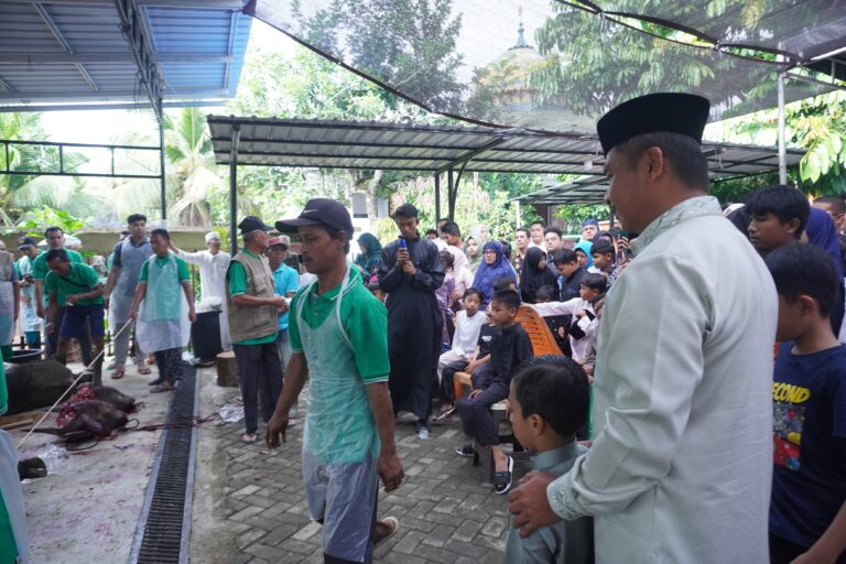 Saksikan Pemotongan Hewan Kurban di MIC dan Masjid Al Kautsar Bangkinang, Bupati Kampar : Terus Jaga Semangat Goro dan Kebersamaan