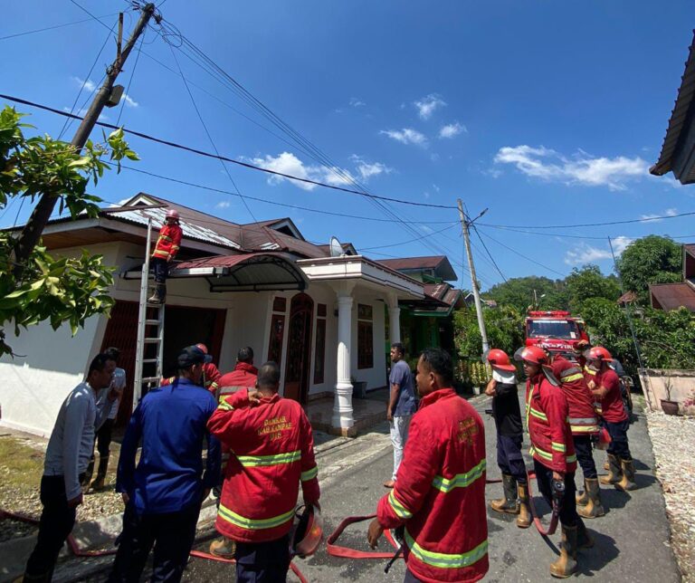 Diduga Konsleting Rumah Warga di Bangkinang Kota , Damkar dan PLN Cepat Tanggap Cegah Potensi Kebakaran