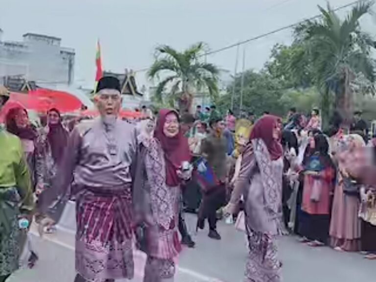 Walikota Dumai dan Pejabat Ikut Pawai Ta’aruf MTQ XLIII Riau 2025 di Bengkalis