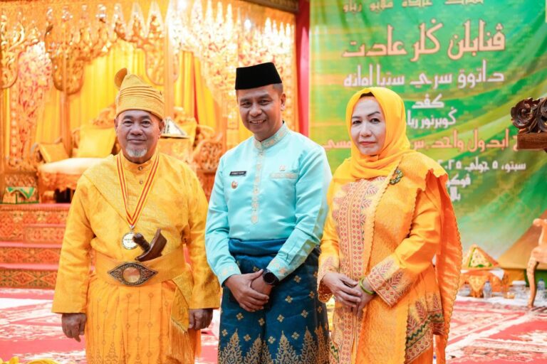 Hadir Penabalan Gelar Datuk Seri Setia Amanah Untuk Gubri, Bupati Kampar : Pelestarian Adat dan Budaya Melayu Merupakan Tanggungjawab Bersama