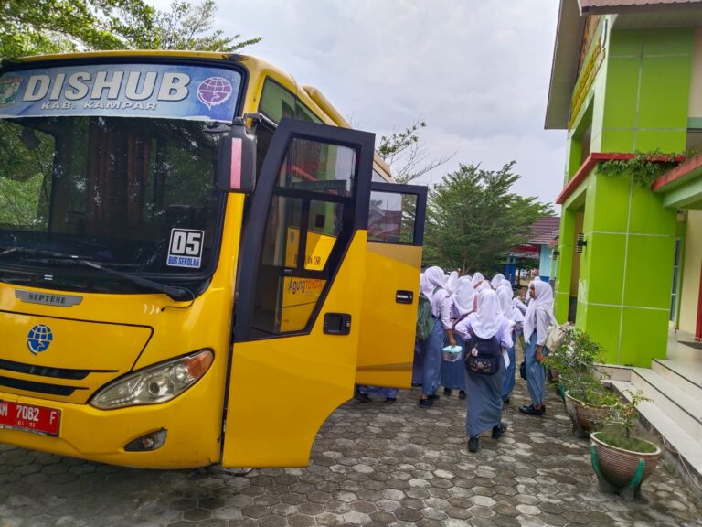 Tingkatkan Layanan Transportasi, 5 Unit Bus Sekolah Dishub Kampar Beroperasi