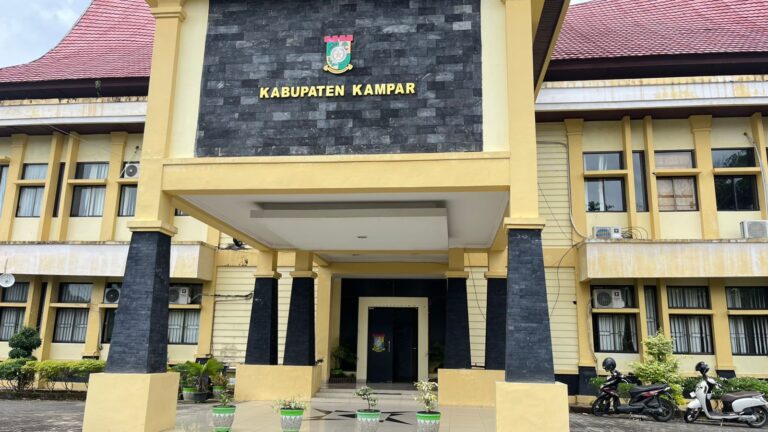 Disbunnak Kampar Beri Bantuan Pupuk Kepada Petani Karet
