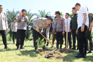 Kapolres Didampingi tookh masyarakat tanam pohon di sekitar Pospol
