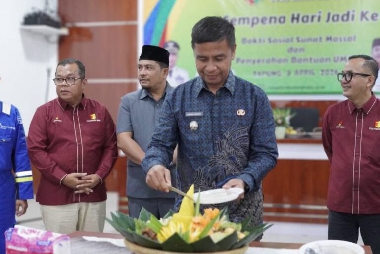 Bupati Kampar Ahmad Yuzar Salurkan Bantuan UMKM dan Bakti Sosial di HUT PT RPM