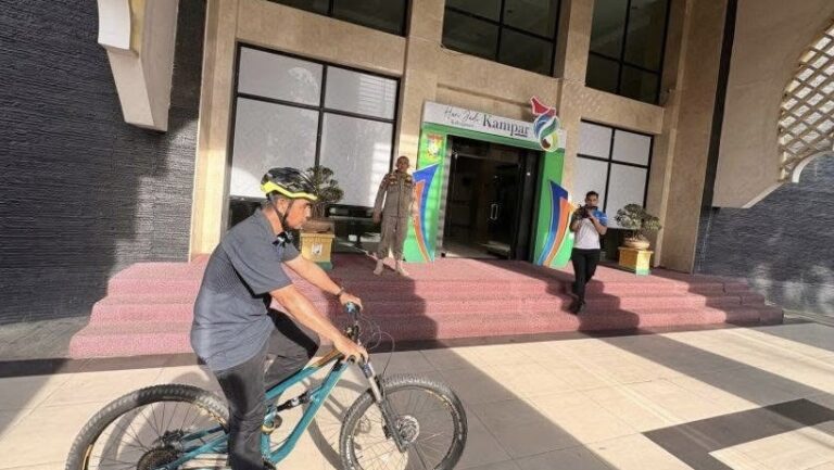 Bupati Kampar Bersepeda bersama Kepala OPD ke Kantor