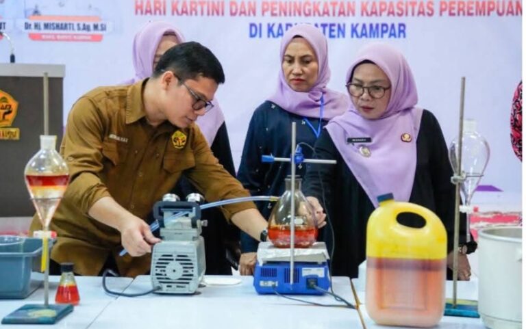 Bersama Anggota DPRD Kampar, Wabup Resmi Menutup Pelatihan Pembuatan Sabun dan Minyak Kelapa Sawit