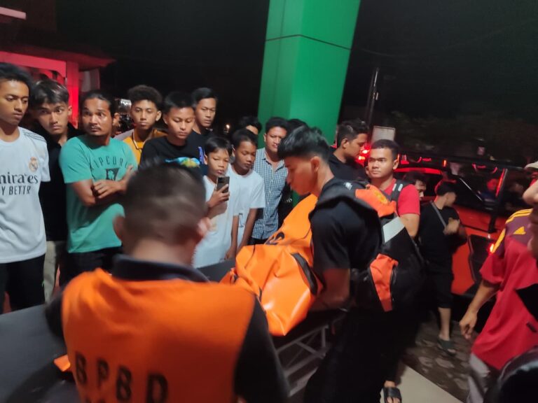Dua Hari Pencaharian Dilakukan Tim Gabungan dan Sempat Dihentikan Malam, Akhirnya Masyarakat Temukan Korban Tersangkut di Kerambah