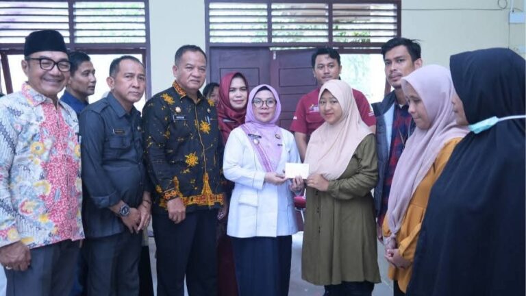 Wakil Bupati Kampar Menyalurkan Bantuan Kartu Keluarga Sejahtera