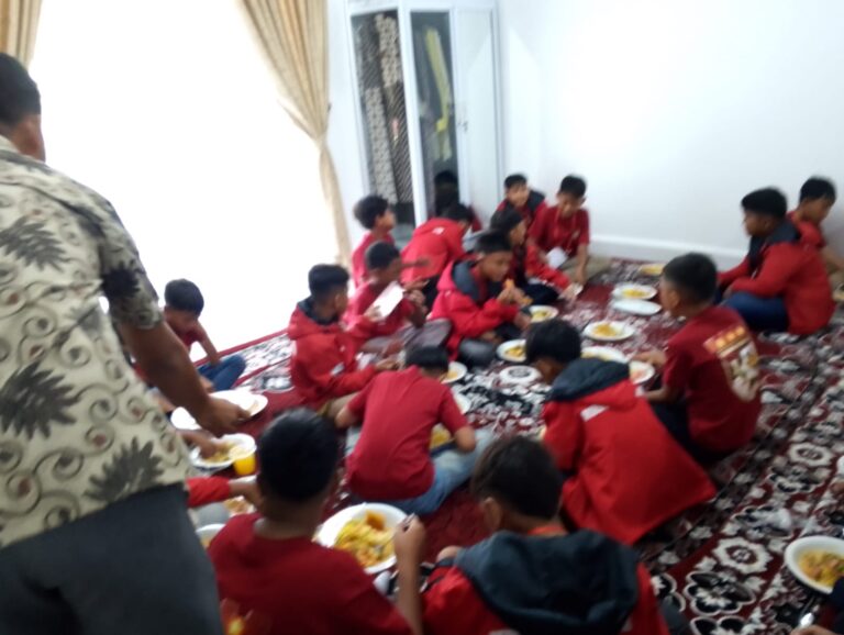 Jelang Keberangkatan ke Lampung, Wabup Hidangkan Menu Sarapan Pagi Bagi Tim Kampar Junior FA